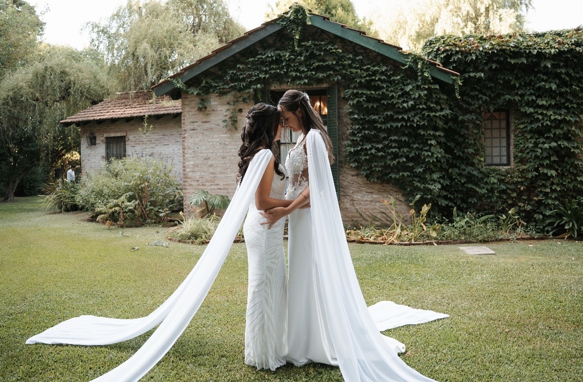 Belu y Brune retratadas en un jardín