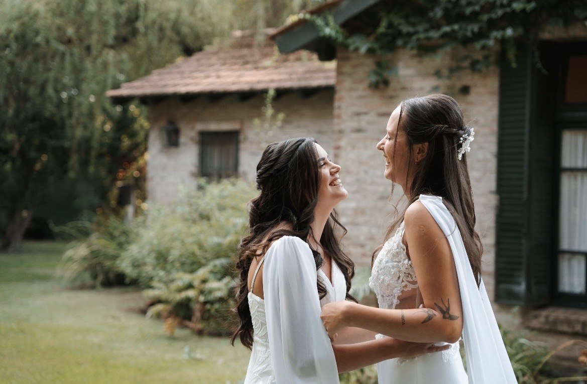 Belu y Brune riendo juntas