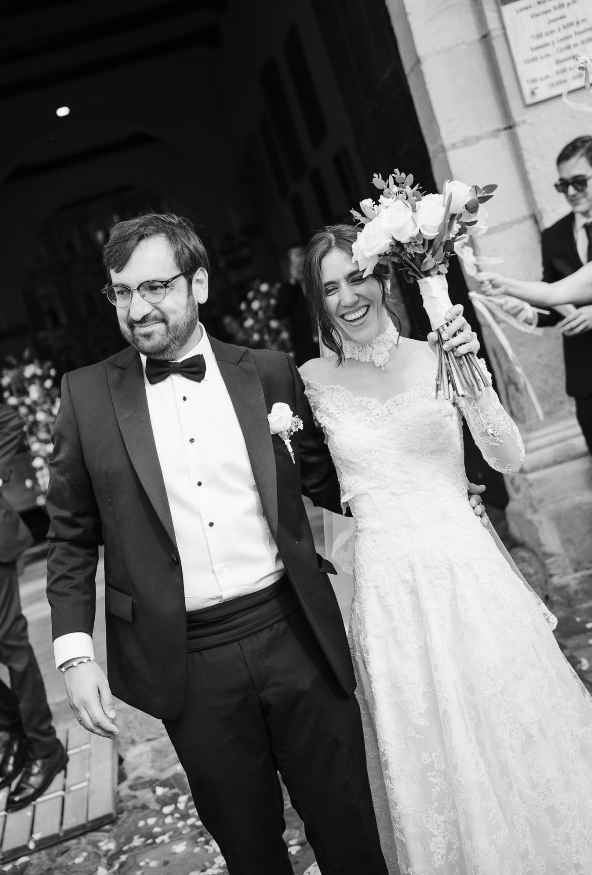 Sil y Juan saliendo de la iglesia