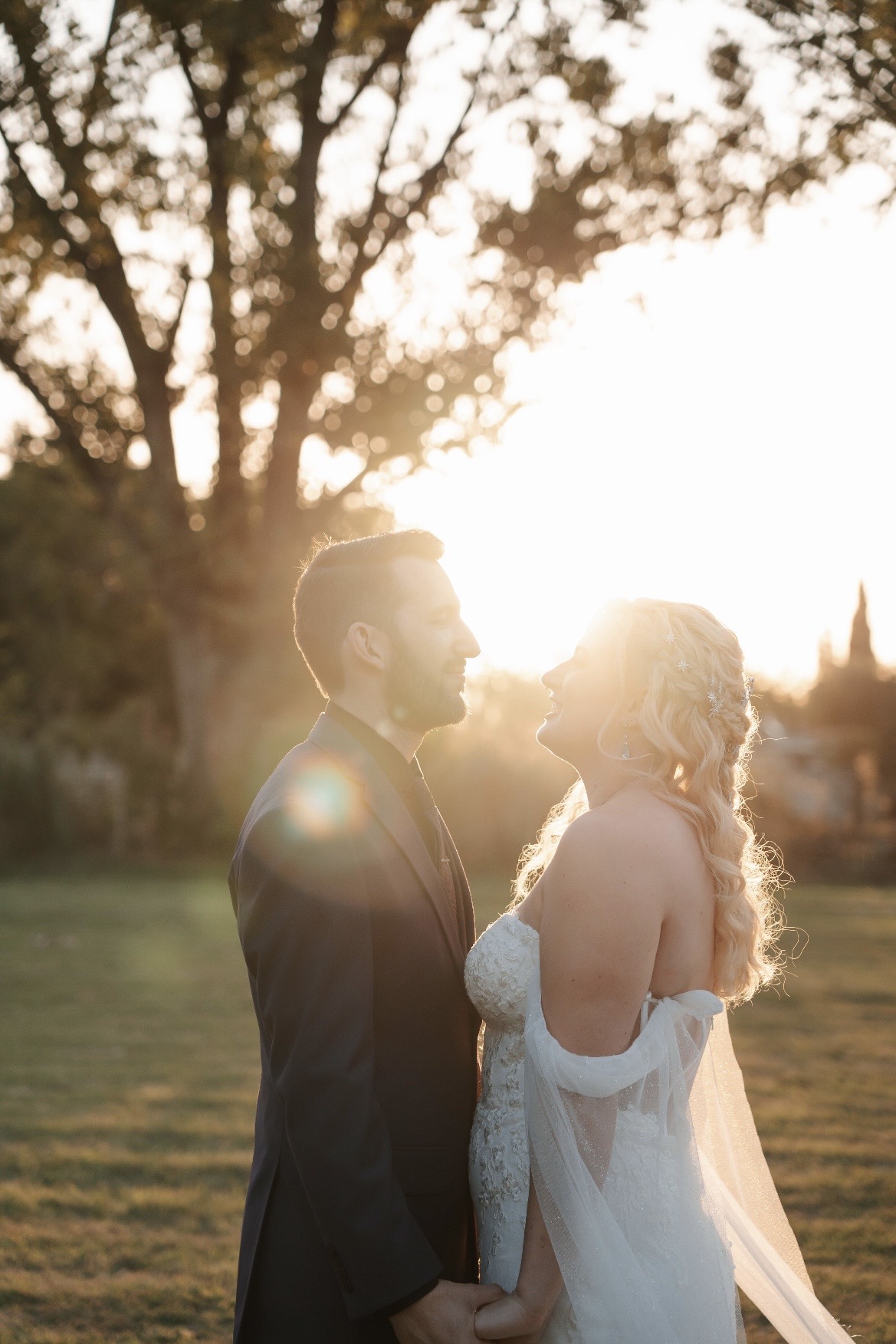 Melanie y Bryan riendo durante el atardecer