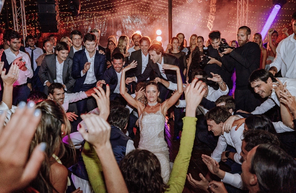 Novia alzada durante la celebración