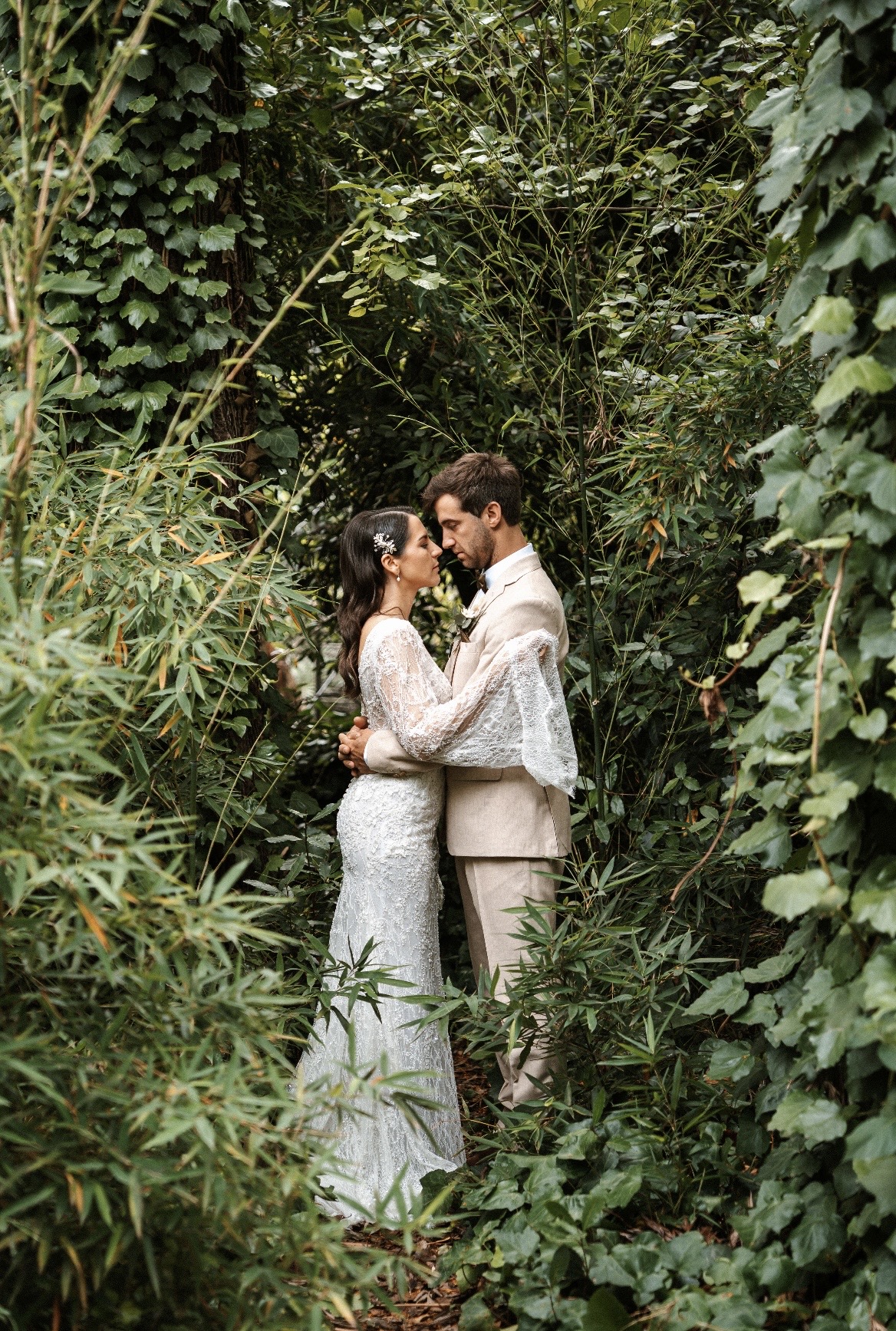 Yami y Nico abrazados en el bosque