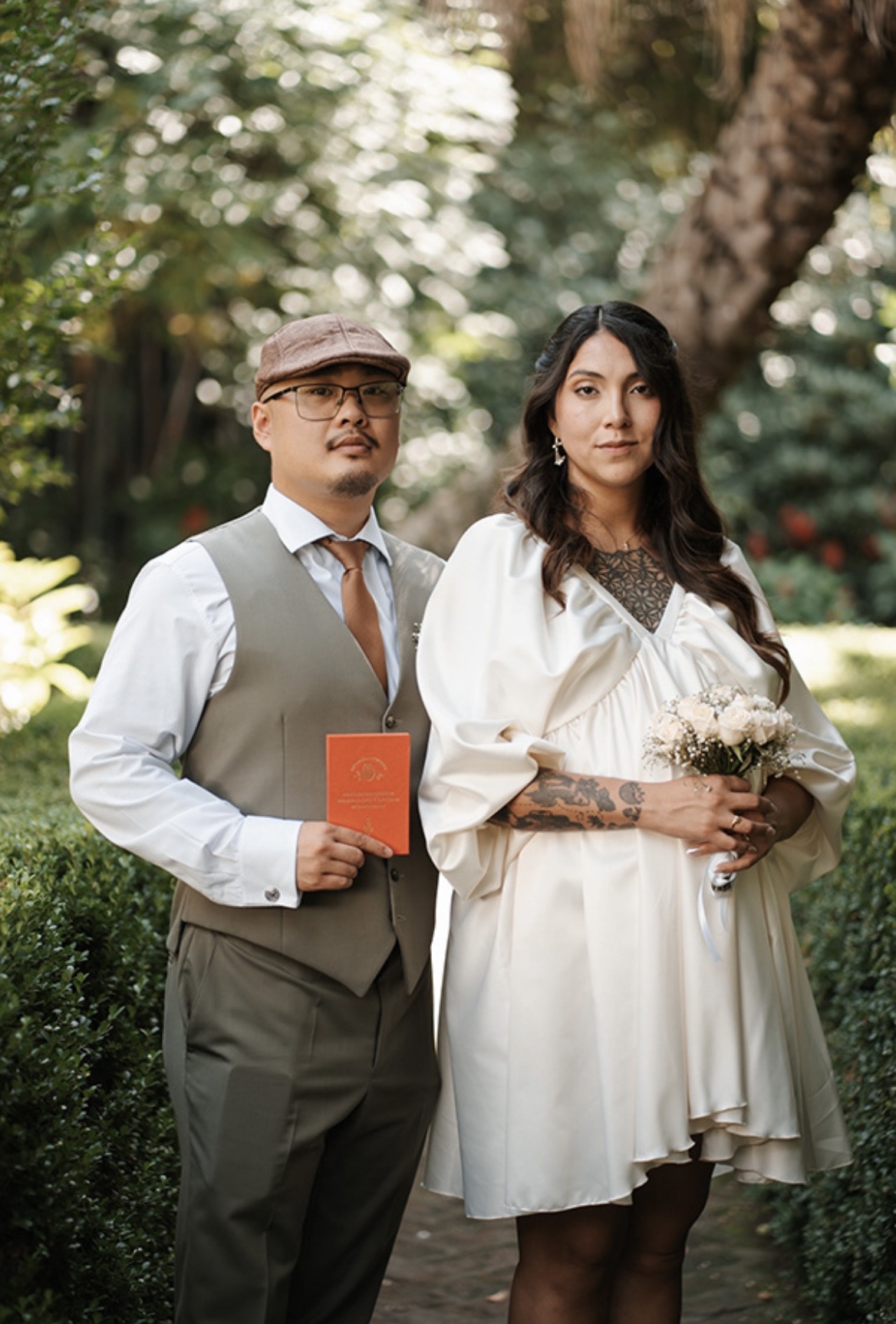 Manos de Carla y Jorge sobre su certificado