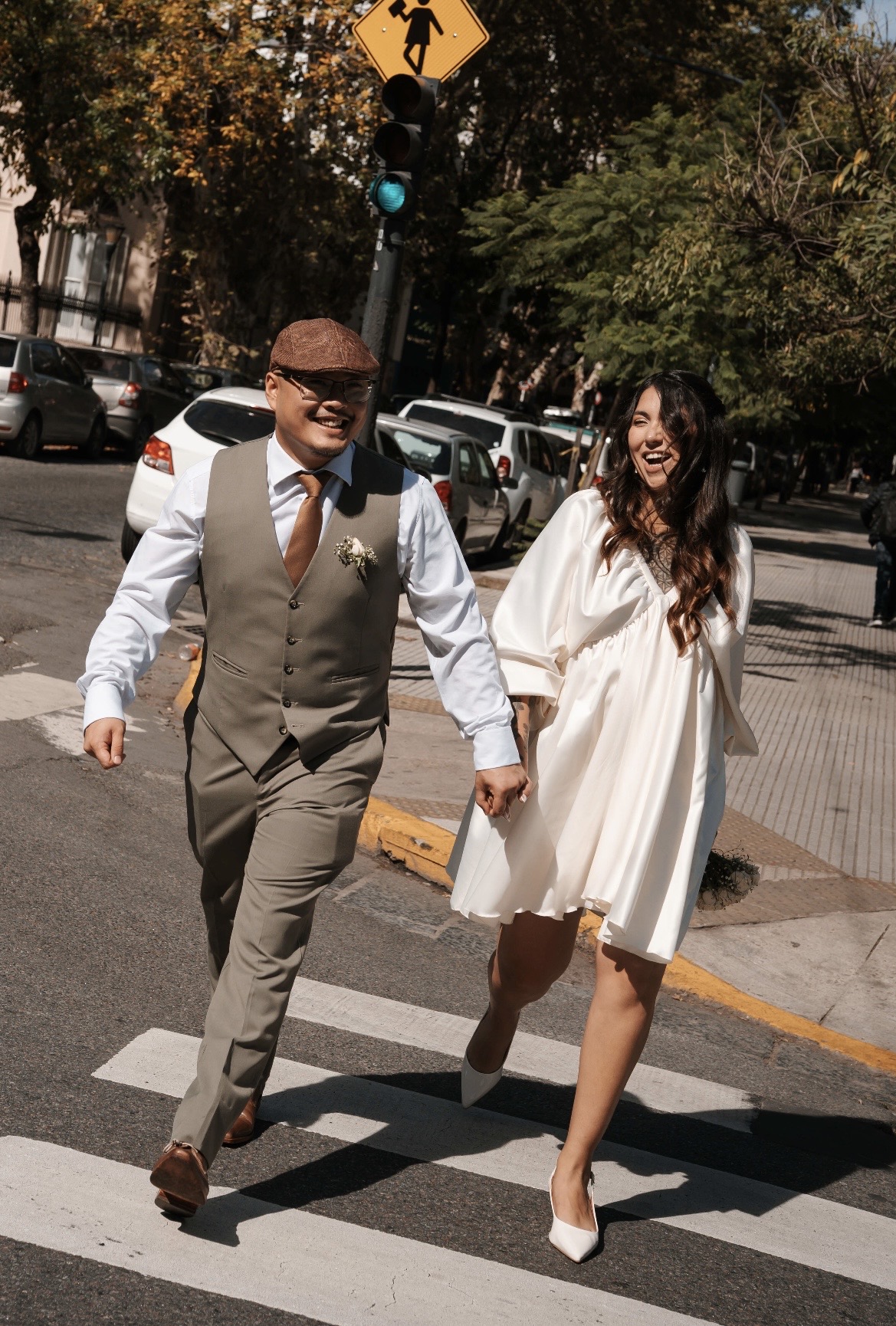 Carla y Jorge cruzando una calle